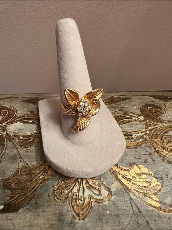 Jewelry - Gold Leaf Floral Ring with Crystal Accents Size 7